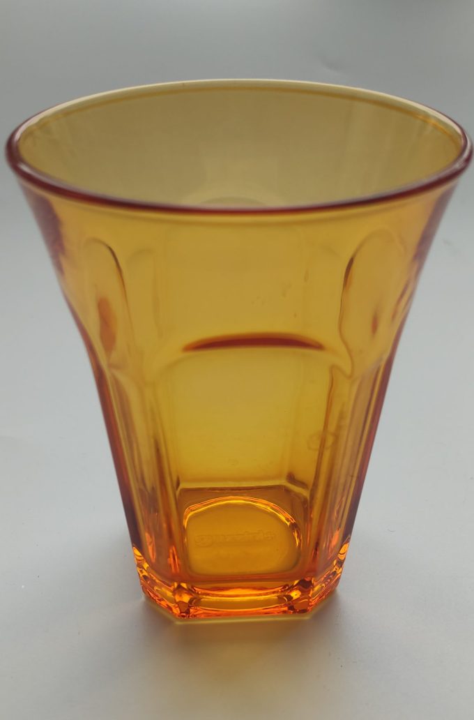 Guzzini Italy. Waterglazen Oranje en Paars glas. Per set van 2. 2