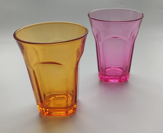 Guzzini Italy. Waterglazen Oranje en Paars glas. Per set van 2. 1