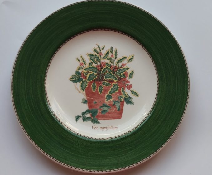 Wedgwood . Made in England. 1977 Design  Sarah's Garden . Sierbord . Afbeelding I lex aquifolium. Groen Wit. Paars Wit. Set van2 - Afbeelding 2