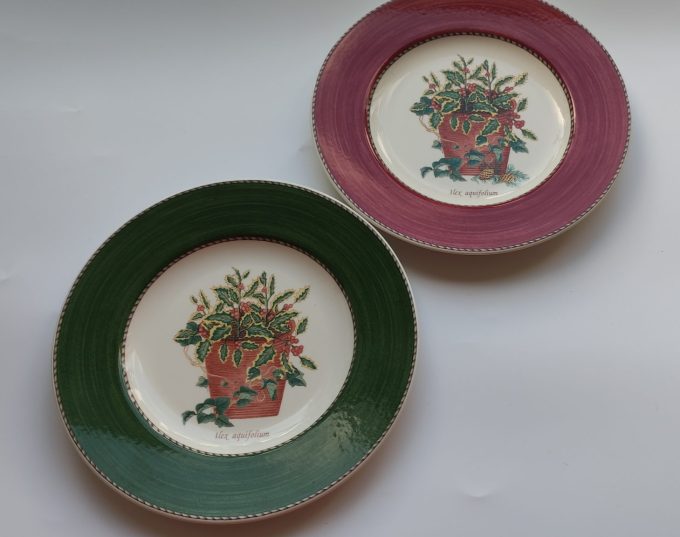 Wedgwood . Made in England. 1977 Design  Sarah's Garden . Sierbord . Afbeelding I lex aquifolium. Groen Wit. Paars Wit. Set van2