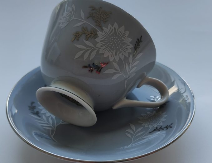 Vintage Fine Seyei China. Nagoya Japan. Thee kop en schotel. Wit blauw met bloemen motief. Per stuk 2