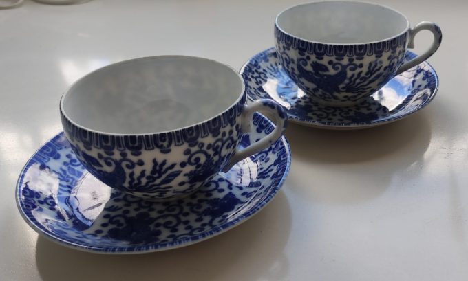 Vintage Maruta. Made in Occupied Japan. Thee Kop en Schotel wit Blauw. Per set van 2 1