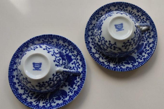 Vintage Maruta. Made in Occupied Japan. Thee Kop en Schotel wit Blauw. Per set van 2 3