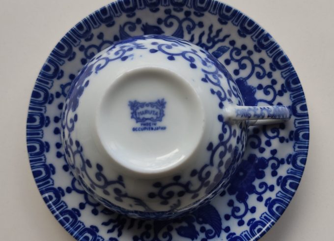 Vintage Maruta. Made in Occupied Japan. Thee Kop en Schotel wit Blauw. Per set van 2 4