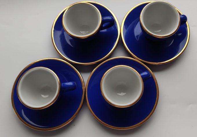 Armada Collection. Espresso kop en schotel. Blauw wit met gouden rand. Per stuk. 4