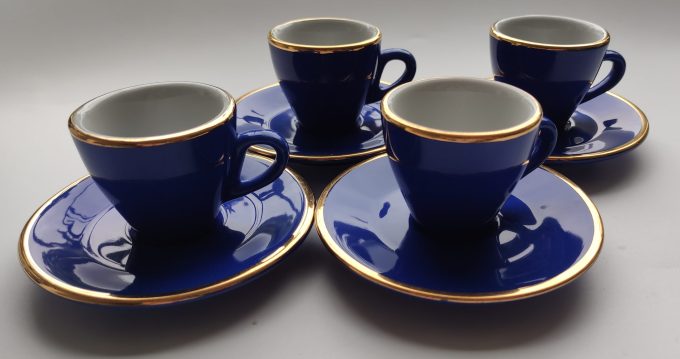 Armada Collection. Espresso kop en schotel. Blauw wit met gouden rand. Per stuk. 5