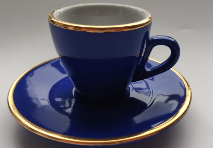 Armada Collection. Espresso kop en schotel. Blauw wit met gouden rand. Per stuk. 3