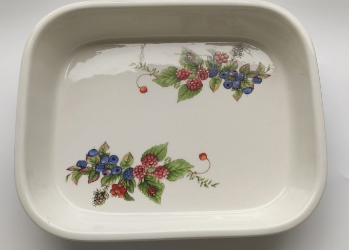 J&G Meakin/ Wedgwood. Libelle design Marjolein Bastin. Ovenschaal vierkant met bessen bramenmotief 1