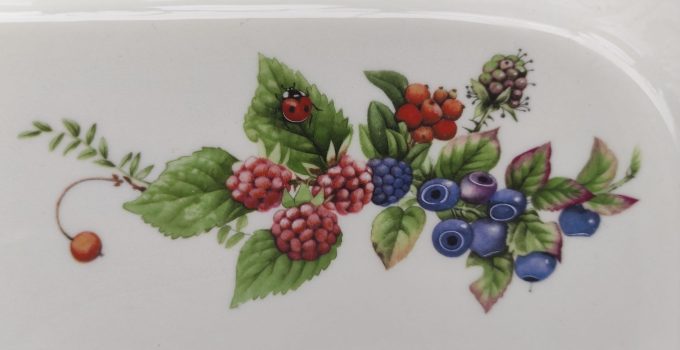 J&G Meakin/ Wedgwood. Libelle design Marjolein Bastin. Ovenschaal vierkant met bessen bramenmotief 2