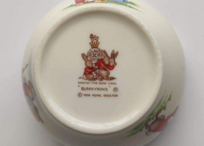 Royal Doulton U.K. Fine Bone China. Bunnykins Theepot, Melkkan, Suikerpot. Set van 3 9