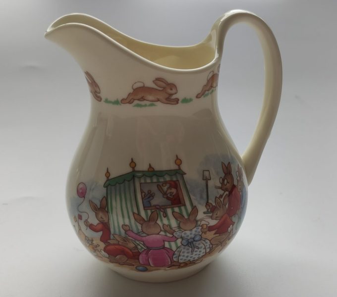 Royal Doulton U.K. Fine Bone China. Bunnykins Theepot, Melkkan, Suikerpot. Set van 3 6