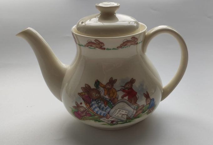 Royal Doulton U.K. Fine Bone China. Bunnykins Theepot, Melkkan, Suikerpot. Set van 3 4