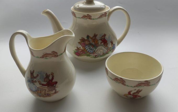 Royal Doulton U.K. Fine Bone China. Bunnykins Theepot, Melkkan, Suikerpot. Set van 3 2