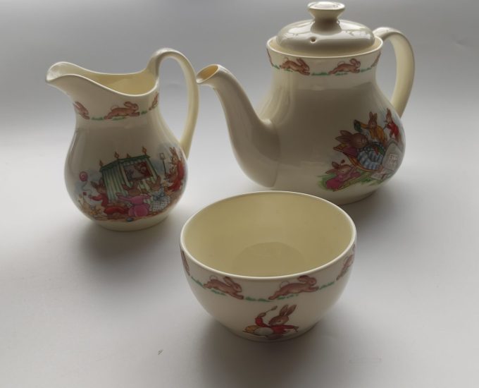 Royal Doulton U.K. Fine Bone China. Bunnykins Theepot, Melkkan, Suikerpot. Set van 3 1