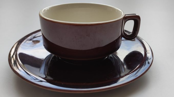 Villeroy Boch. Made in Luxembourg . Koffie Kop en schotel. Vintage bruin. Per stuk. 1