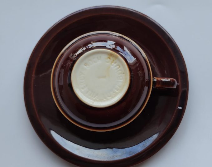 Villeroy Boch. Made in Luxembourg . Koffie Kop en schotel. Vintage bruin. Per stuk. 3