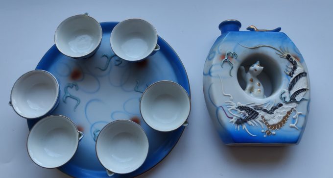 Saké set. Made in Japan. Schenkkan, 6 kommetjes en 1 onderbord. Te koop als set. 2