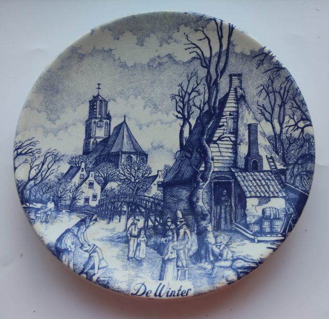 Chemfko Holland. Delft's Blauw. Wandbord "De Winter". Kerk Huis en Schaatstafereel.