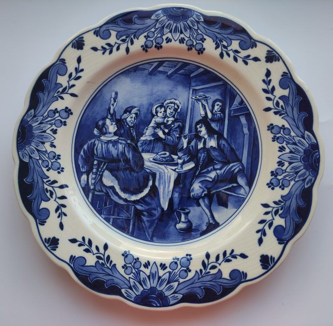 Delft's Blauw. Design "Regina"  Genummerd  436. Wandbord. Tafereel Jan Steen. In de Herberg 3