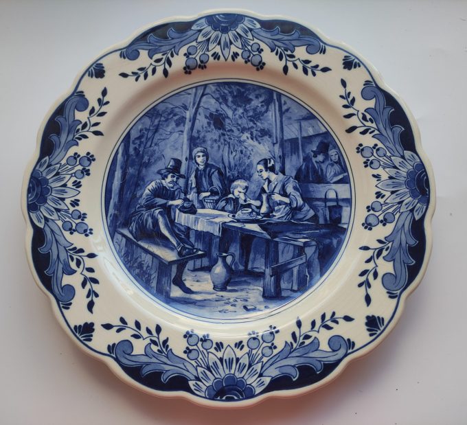 Delft's Blauw. Design "Regina"  Genummerd  436. Wandbord. Tafereel Jan Steen. In de Herberg