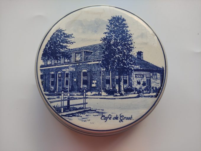 Delfts Blauw. Handpainted. Holland. Souvenir Café de Groot.  De Vecht. Schaaltje met deksel.