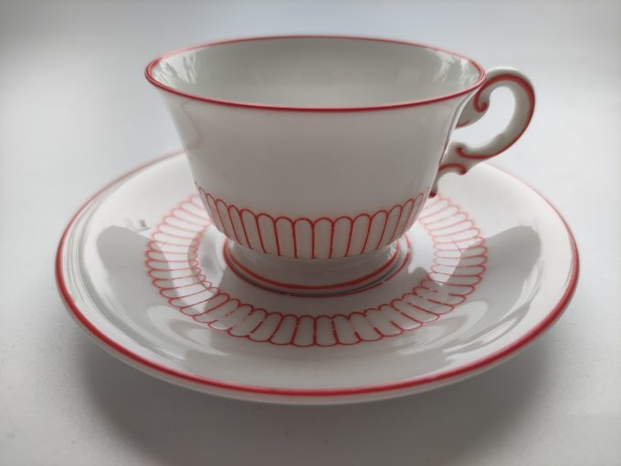 Rosenthal Kronach Bavaria.. Koffie Mocca Kop en Schotel. Wit met rode motieven. Per set van 2