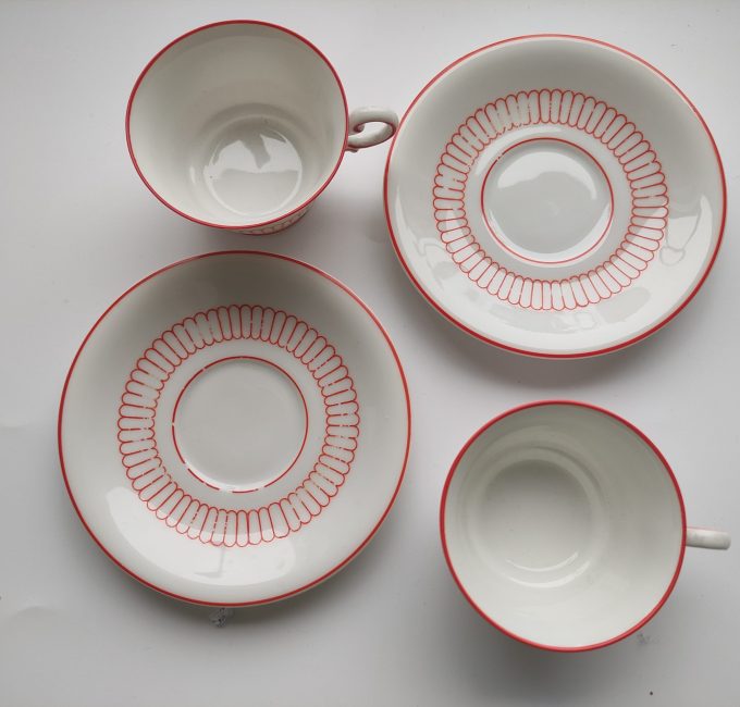 Rosenthal Kronach Bavaria.. Koffie Mocca Kop en Schotel. Wit met rode motieven. Per set van 2 - Afbeelding 3