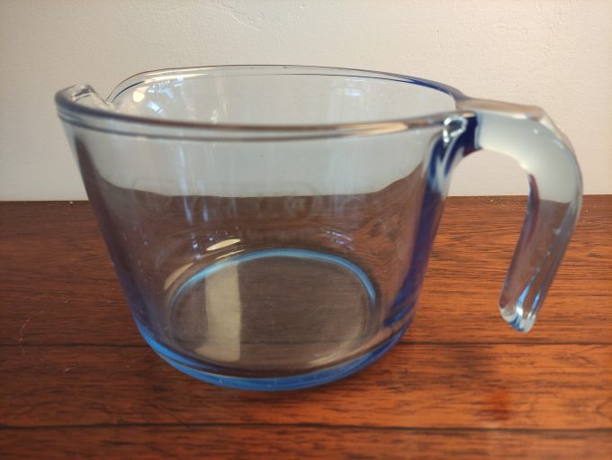 Pyrex. Glazen Maatbeker met Glazen Handvat en Schenktuit. Blauw getint  Solide Glas.