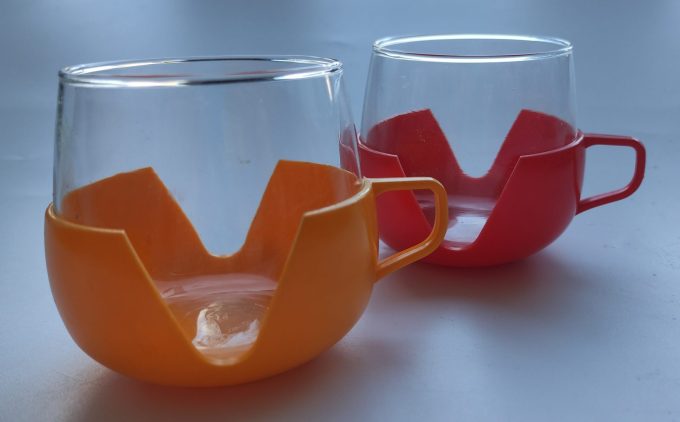 Made in Holland. Vintage Theeglazen met plastic houder Rood en Geel. Per set van 2.