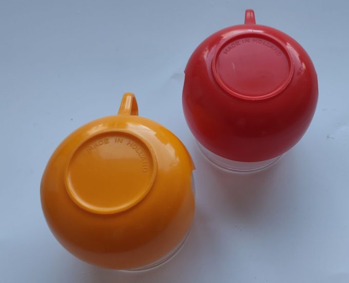 Made in Holland. Vintage Theeglazen met plastic houder Rood en Geel. Per set van 2. - Afbeelding 3