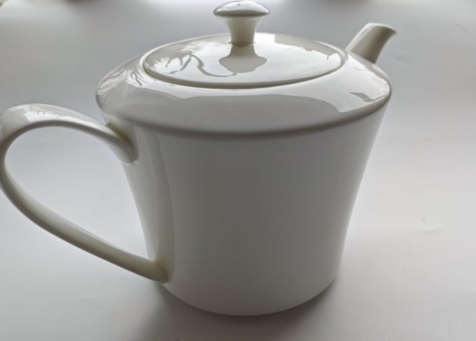 Rosenthal White Curve. Premium Bone China. Theepot wit.