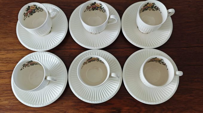 Wedgwood &  Barlaston. Made in England.   Design Conway. Koffiekop Kop en Schotel. Met bloemmotief in kopje en op schotel. Per stuk.
