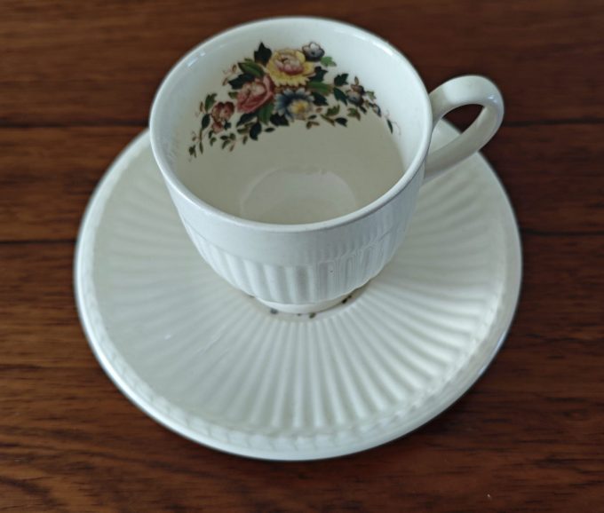 Wedgwood &  Barlaston. Made in England.   Design Conway. Koffiekop Kop en Schotel. Met bloemmotief in kopje en op schotel. Per stuk. - Afbeelding 2