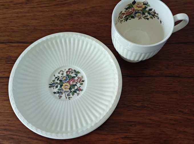 Wedgwood &  Barlaston. Made in England.   Design Conway. Koffiekop Kop en Schotel. Met bloemmotief in kopje en op schotel. Per stuk. - Afbeelding 3
