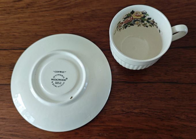 Wedgwood &  Barlaston. Made in England.   Design Conway. Koffiekop Kop en Schotel. Met bloemmotief in kopje en op schotel. Per stuk. - Afbeelding 4
