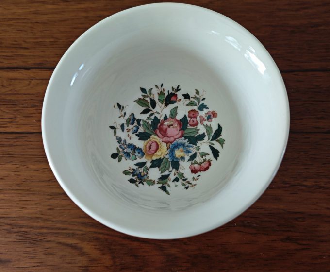 Wedgwood &  Barlaston. Made in England. Design Conway. `Schaaltje op voet. Met bloemmotief. - Afbeelding 2