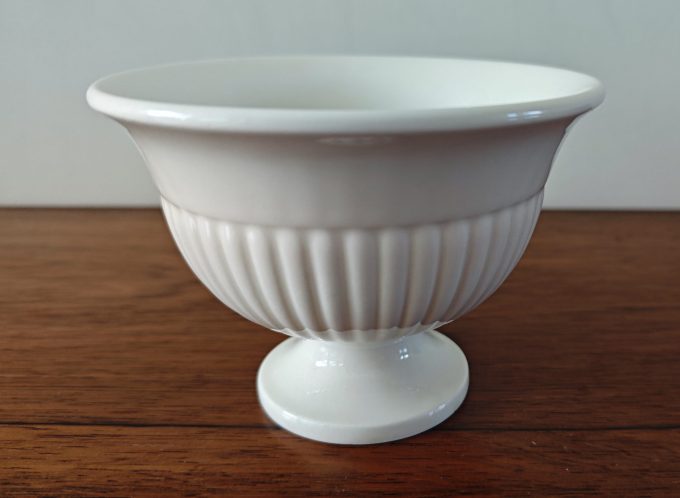 Wedgwood &  Barlaston. Made in England. Design Conway. `Schaaltje op voet. Met bloemmotief.
