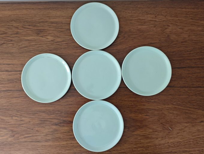 Vintage Royal Goedewaagen. Gouda. Made in Holland.  Bordje Crème Groen.  (13 x 2 cm) per set van 5.