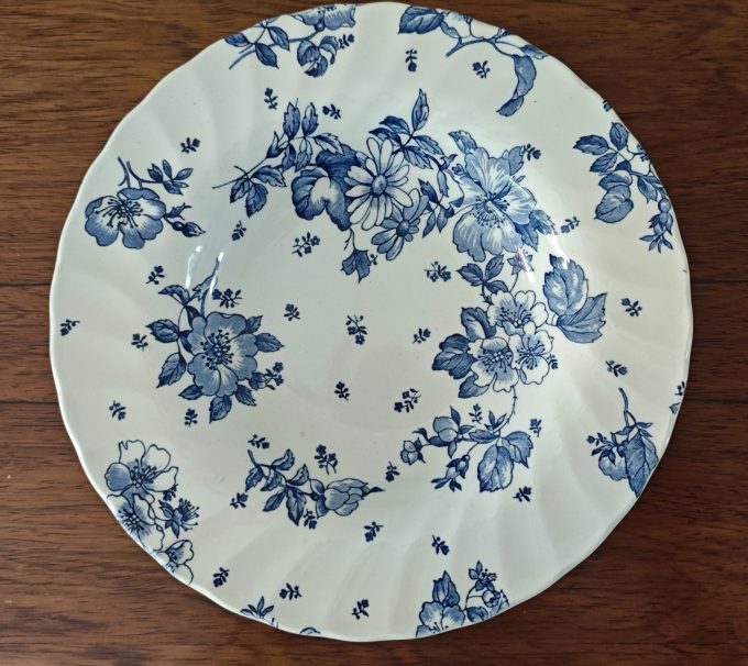 Vintage Myott. Made in England. Diepe borden. Wit  Blauw met uitbundig bloemmotief. Per set van 3. - Afbeelding 2