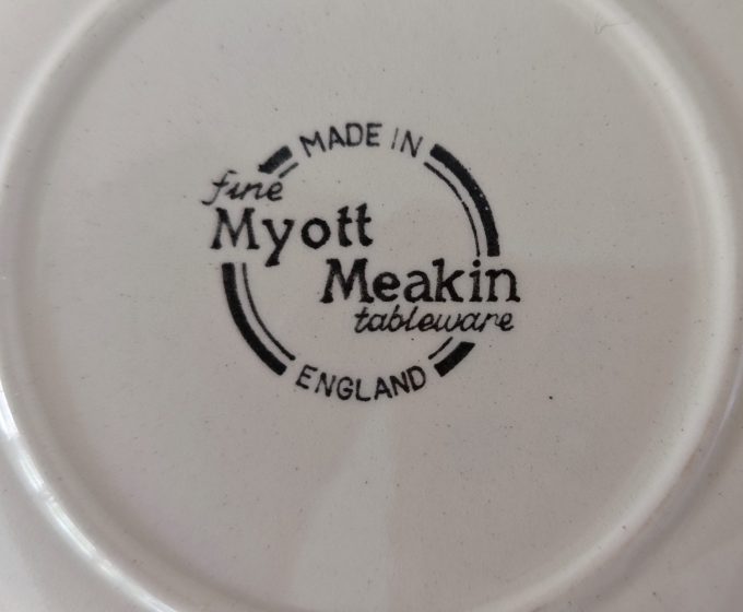 Vintage Myott. Made in England. Diepe borden. Wit  Blauw met uitbundig bloemmotief. Per set van 3. - Afbeelding 4