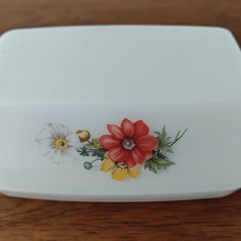 Arcopal France. Botervloot met deksel. Wit melkglas. Bloem motief.
