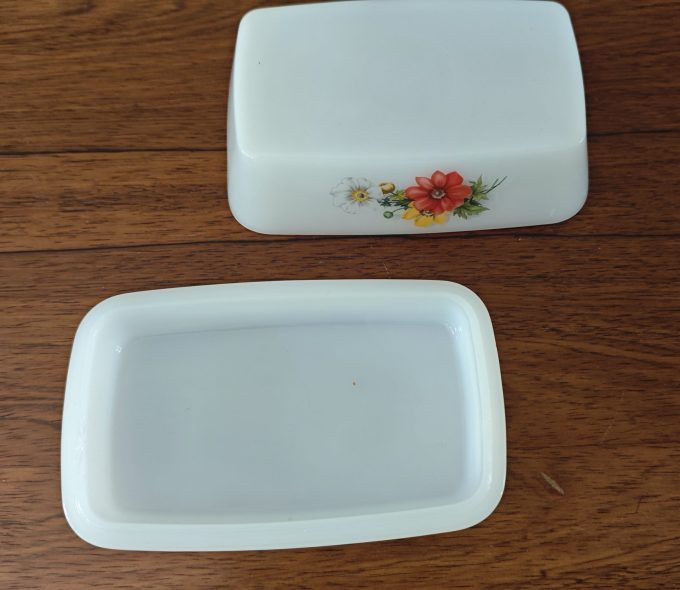 Arcopal France. Botervloot met deksel. Wit melkglas. Bloem motief. - Afbeelding 2