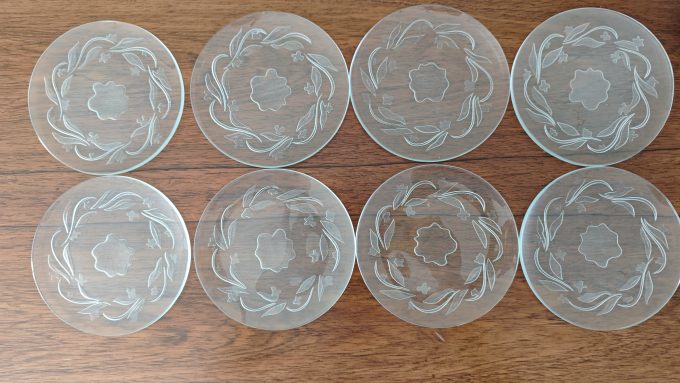 Gebaksbordjes  glas met uitbundig versieringen.  Bloem en Slinger motief. Per set van 8. - Afbeelding 2