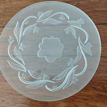 Gebaksbordjes  glas met uitbundig versieringen.  Bloem en Slinger motief. Per set van 8.