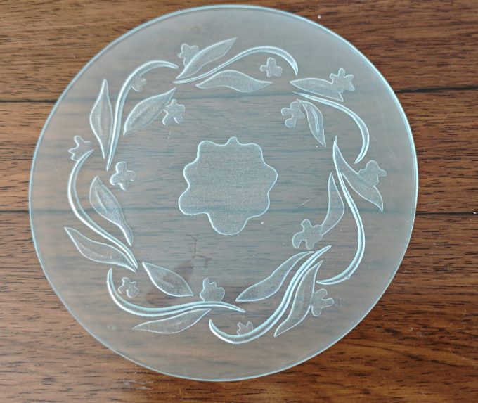 Gebaksbordjes  glas met uitbundig versieringen.  Bloem en Slinger motief. Per set van 8.
