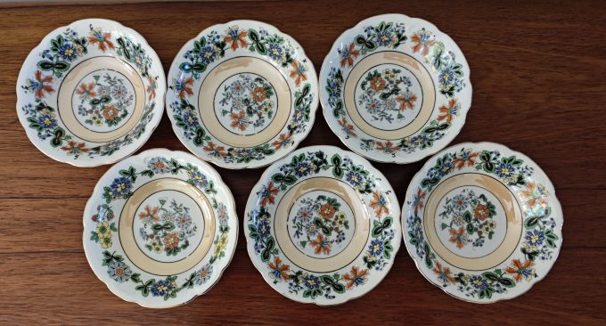 Schaaltjes rond met uitbundig bloemenmotief. Per set van 6. - Afbeelding 2