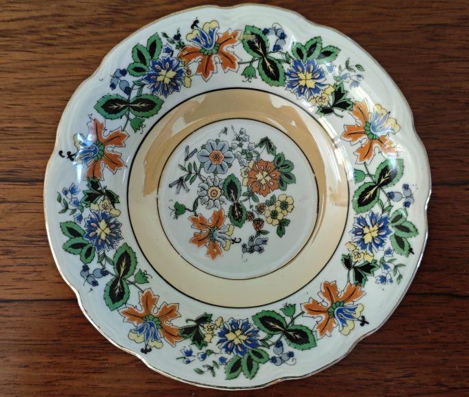 Schaaltjes rond met uitbundig bloemenmotief. Per set van 6.