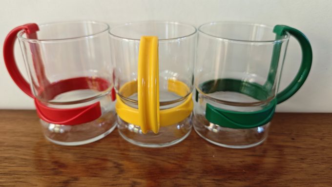 Theeglazen met kunststof handvat. Rood Geel Groen. Per set van 3