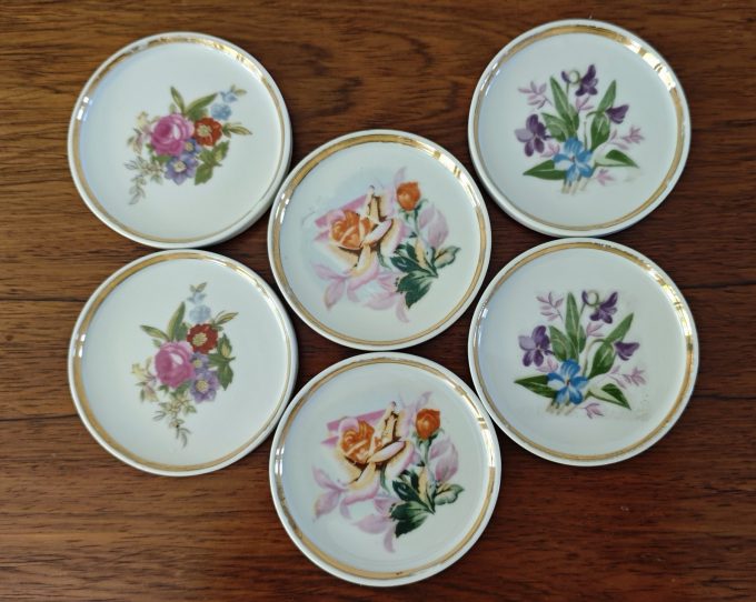 Teatips met bloemmotief. 3 x 2 verschillende bloemen. Per set van 6.