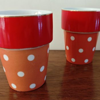 Puur. Bekers rond met polka dot. Rood  en Oranje.  Per set van 2.
